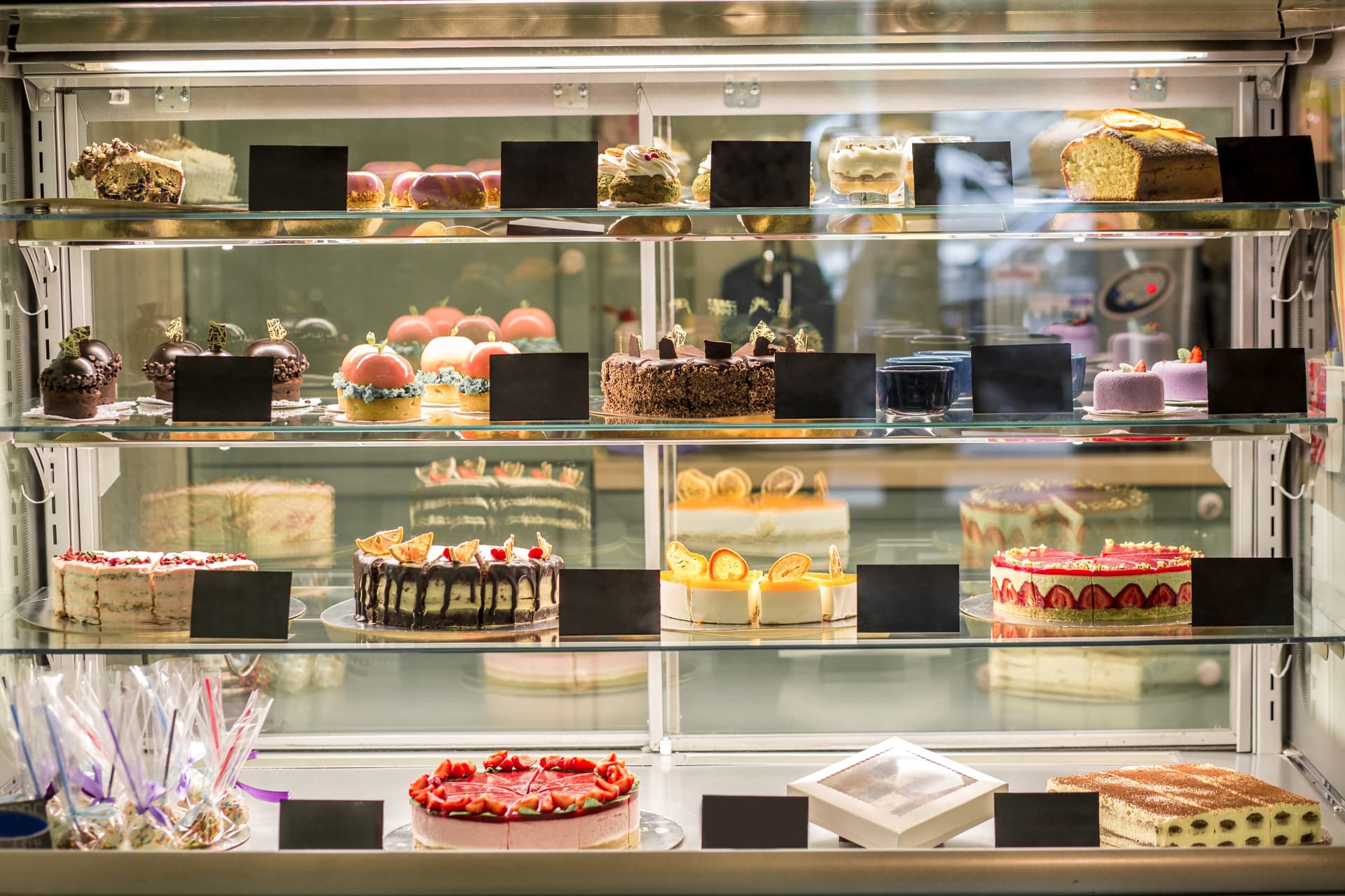 Vitrine mit frischen Torten und Desserts — Dessert-Karte für Cafés